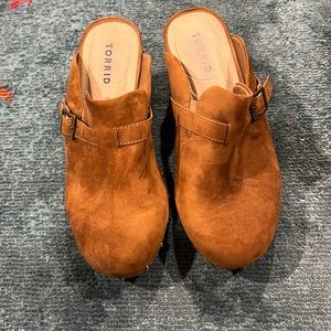 Torrid clogs in EUC. Faux Suede Cognac 9 (WW). 3 inch heel.
